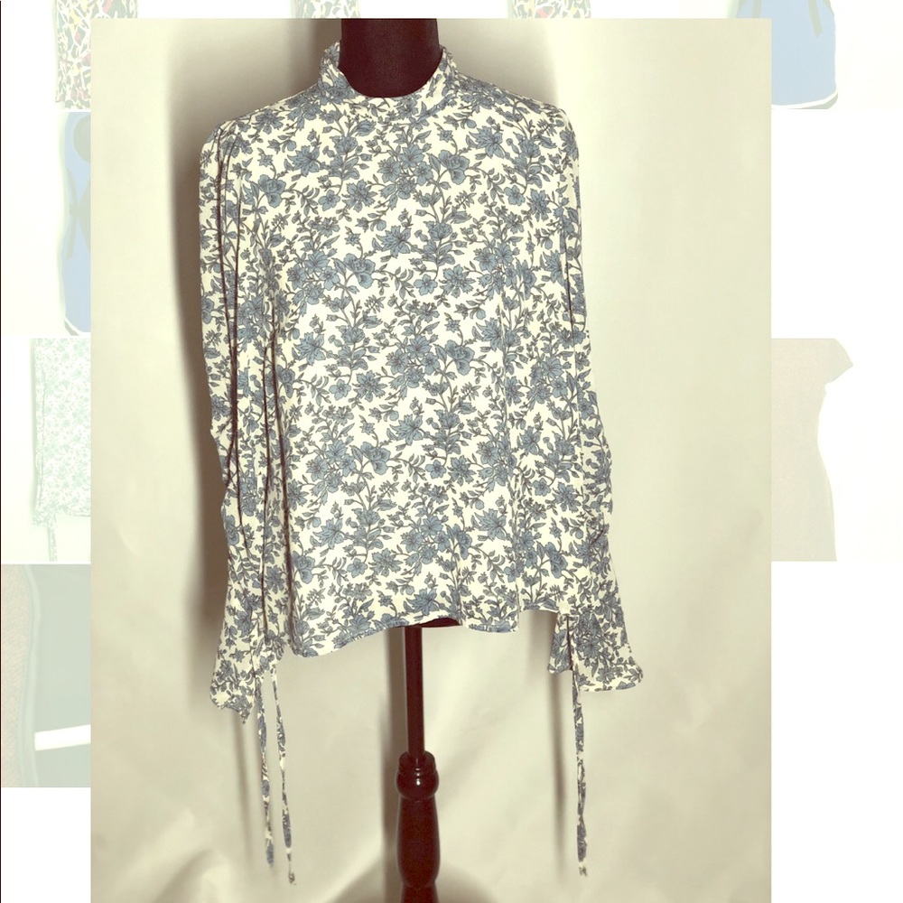 NWT Astr floral blouse. Size L